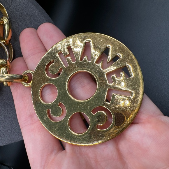LOT 1431 24K gold plated CHANEL vintage necklace/belt chain with huge pendant - Picture 7 of 15
